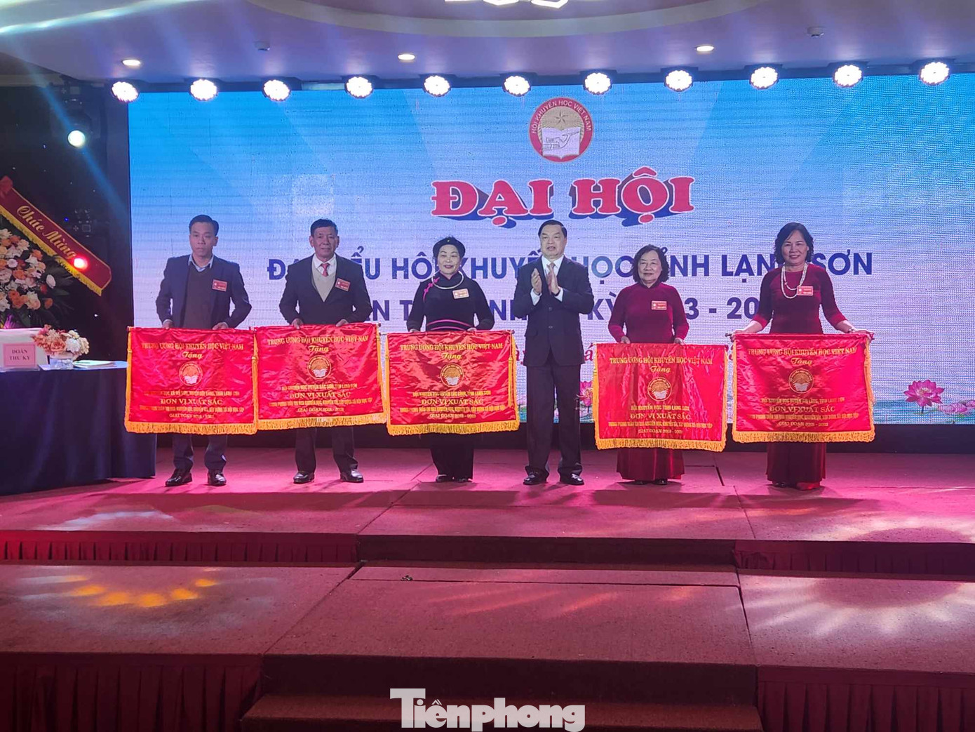 5 tập thể được nhận cờ thi đua khen thưởng của Hội Khuyến học Việt Nam. Ảnh: Duy Chiến