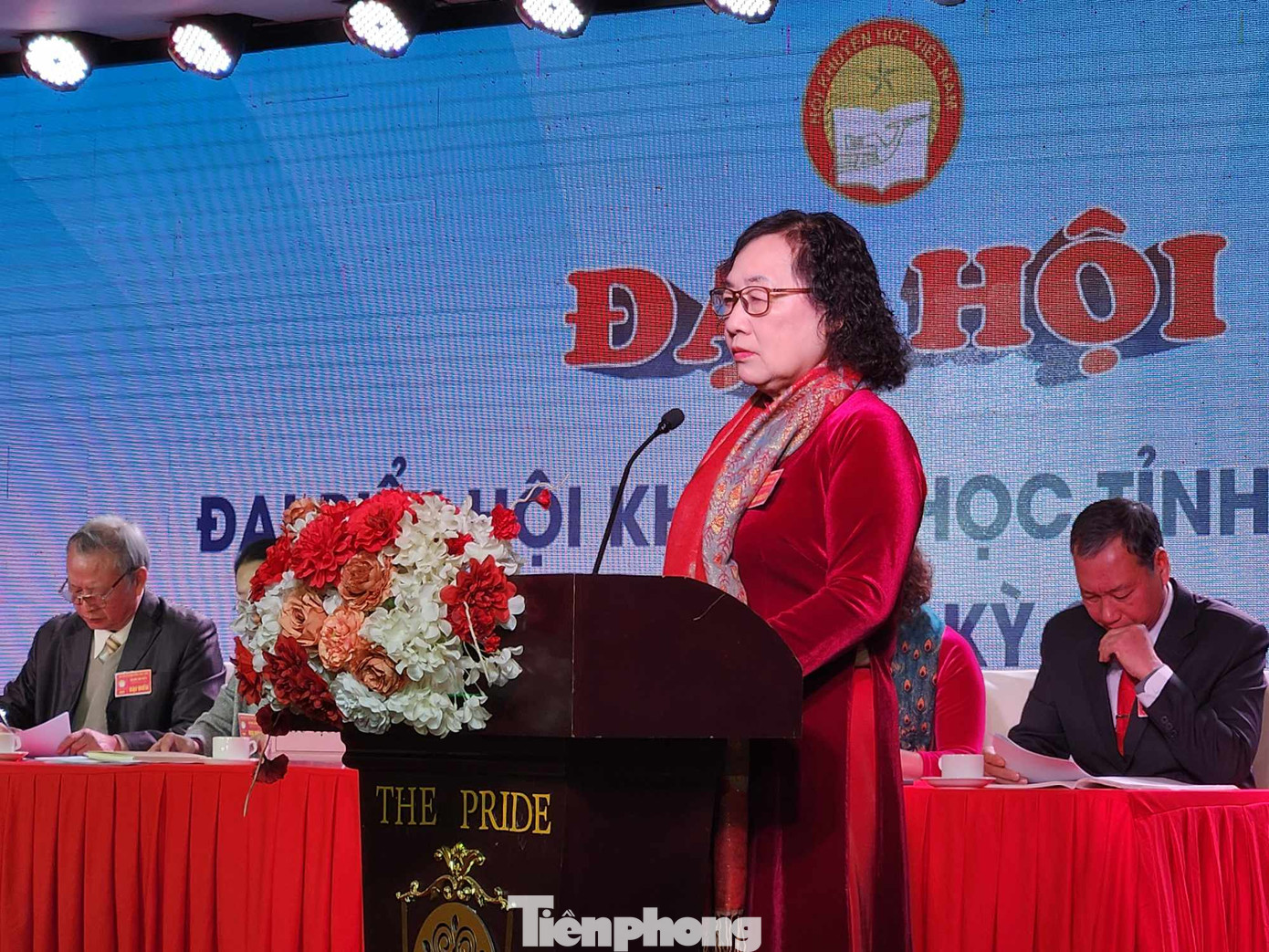 Bà Lê Kim Hòa, Chủ tịch Hội khuyến học tỉnh Lạng Sơn phát biểu tại Đại hội cho rằng, nhờ sự chung tay giúp sức của cộng đồng nên công tác khuyến học ở Lạng Sơn đã đạt được nhiều thành tích. Ảnh: Duy Chiến