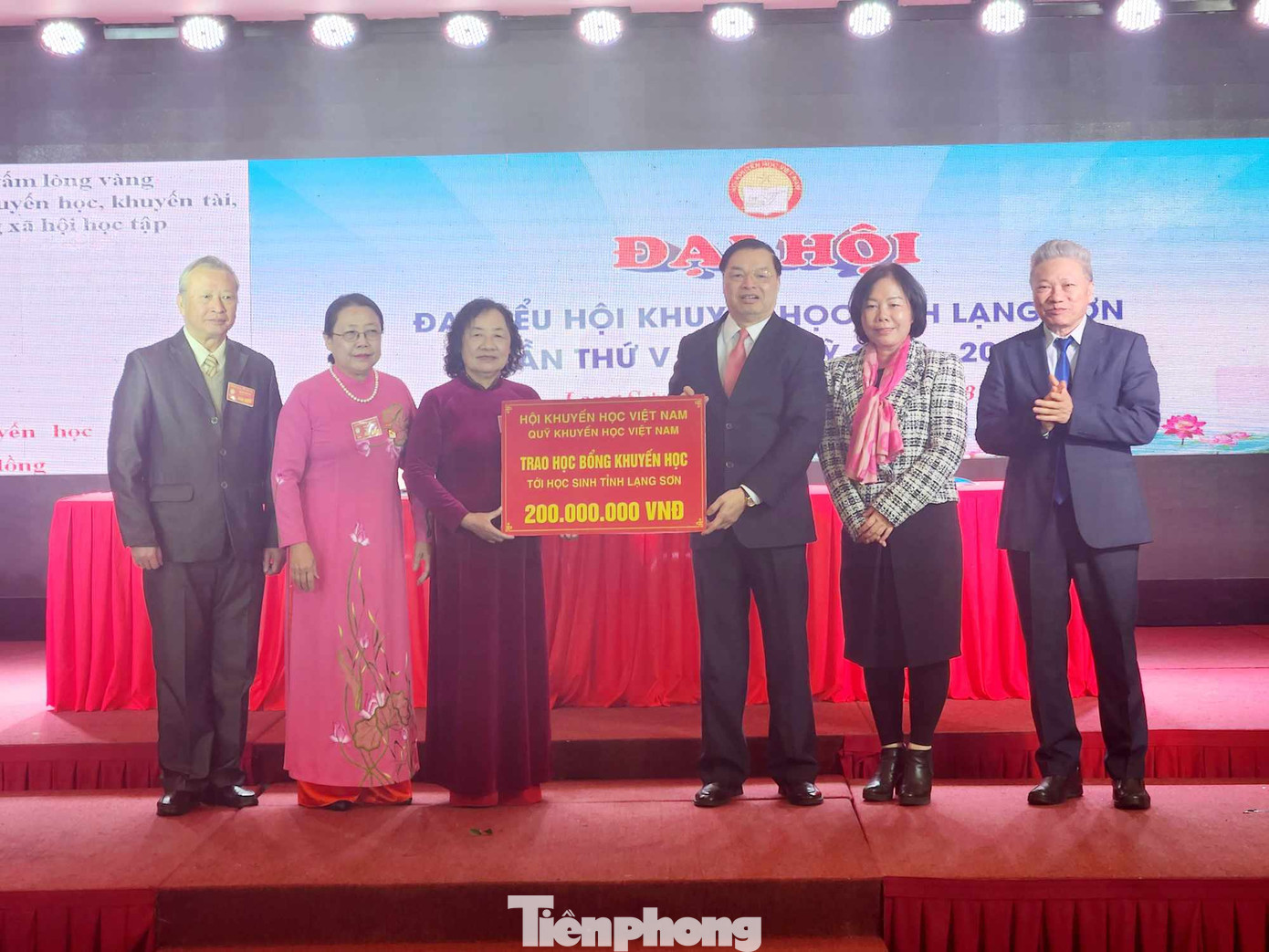 Trung ương Hội Khuyến học Việt Nam hỗ trợ 200 triệu đồng cho Quỹ khuyến học tỉnh Lạng Sơn. Ảnh: Duy Chiến