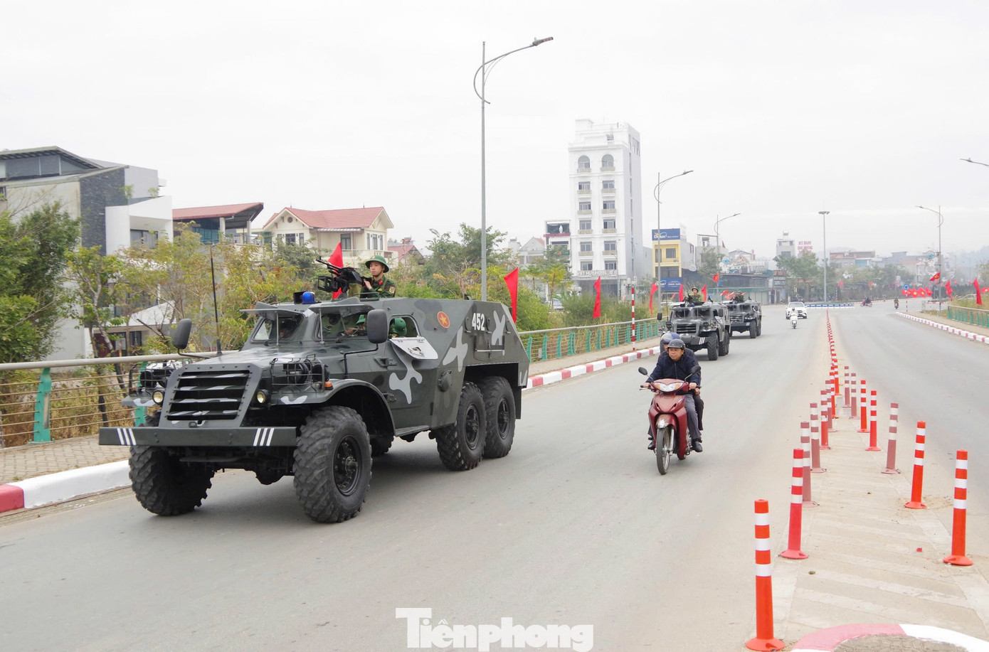 Lực lượng xe thiết giáp luyện tập tham gia bảo vệ an toàn trên khu vực. Ảnh: Dương Nguyên.