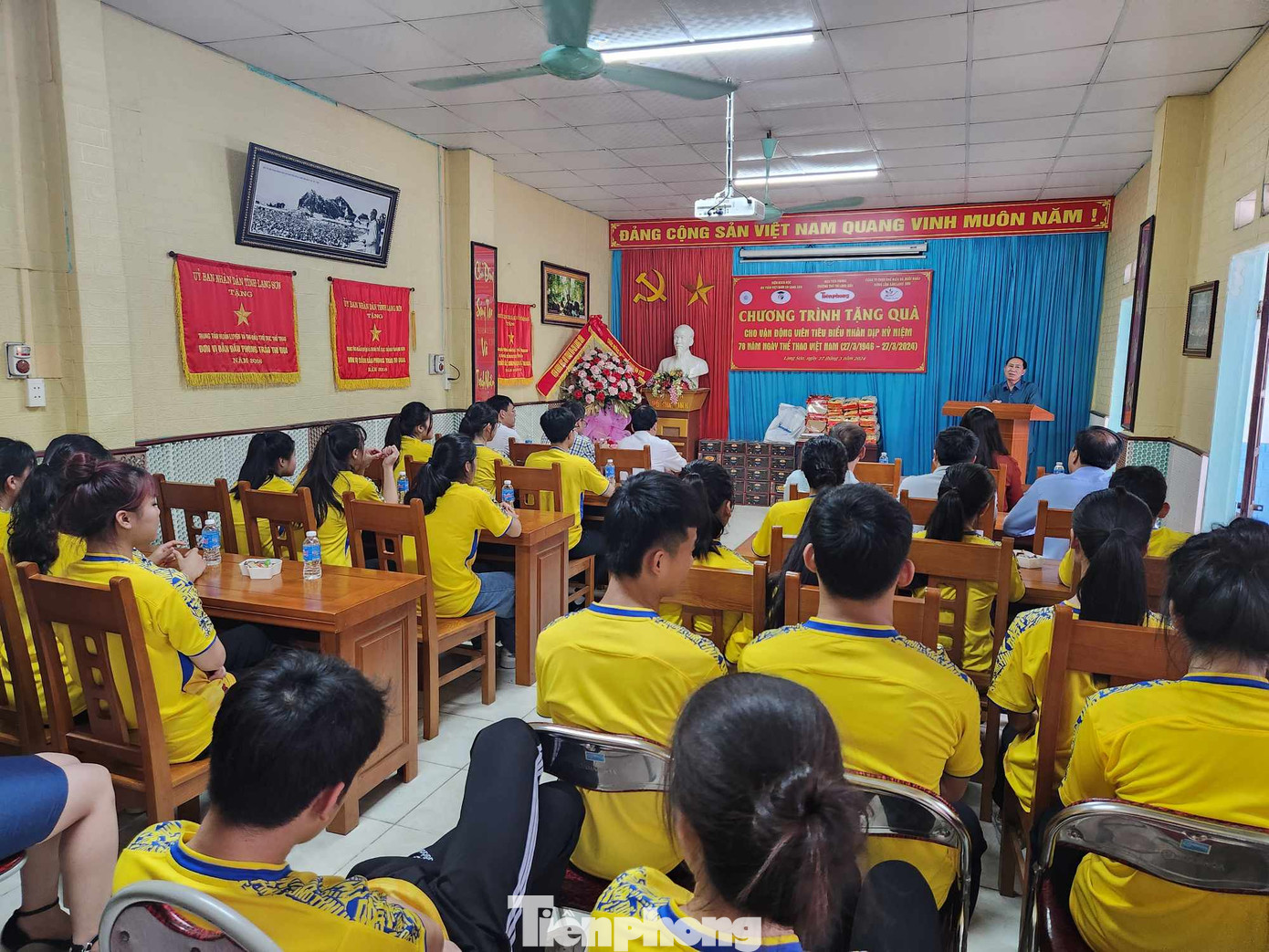 20 vận động viên trẻ tham dự và nhận quà. 20 vận động viên trẻ tham dự và nhận quà.