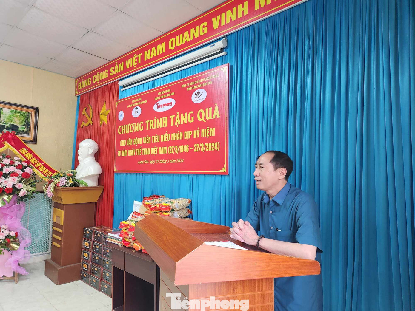 Nhà báo Nguyễn Duy Chiến thay mặt Ban tổ chức phát biểu tại chương trình tặng quà. Nhà báo Nguyễn Duy Chiến thay mặt Ban tổ chức phát biểu tại chương trình tặng quà.