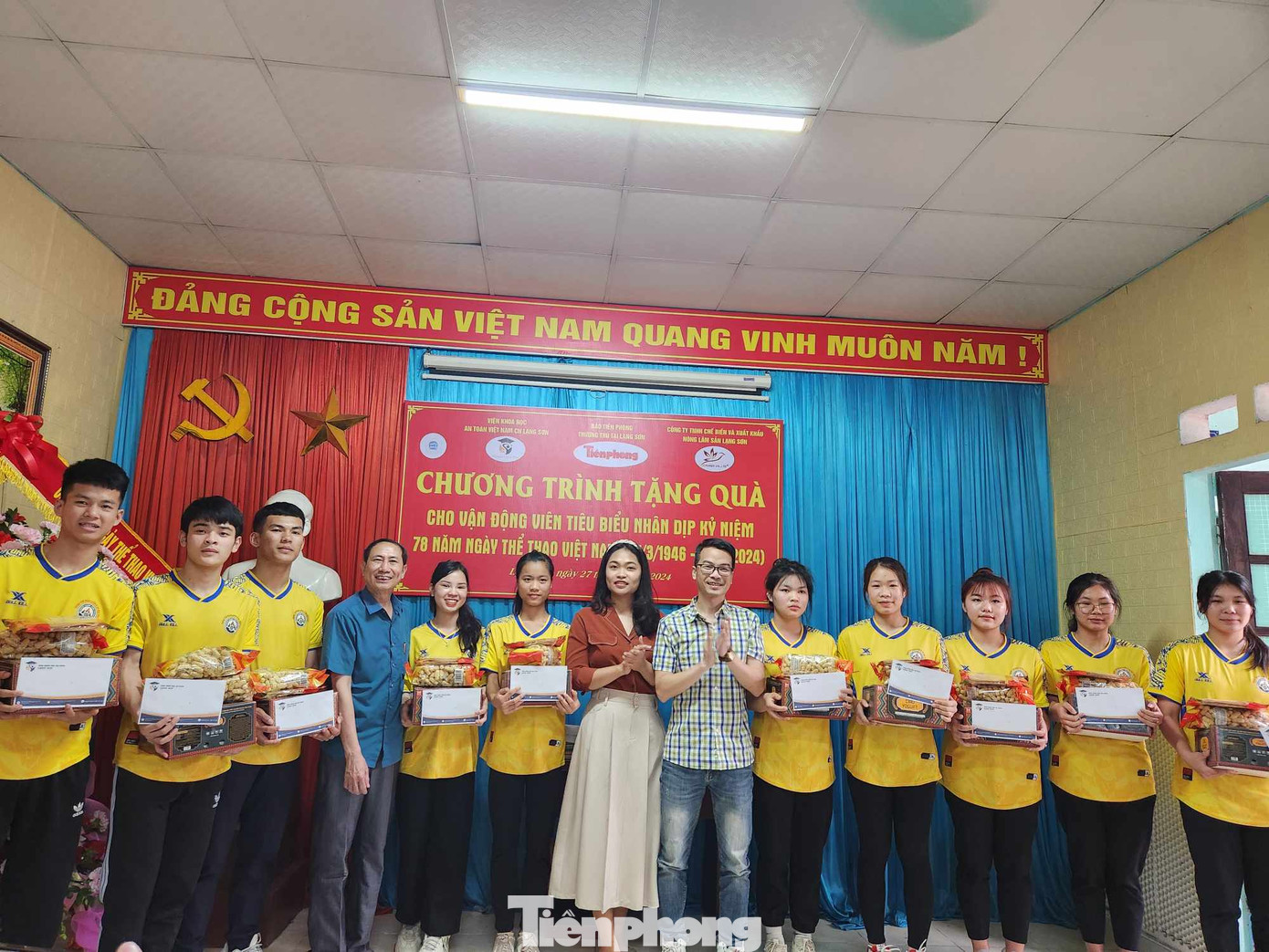 Các vận động viên trẻ hân hoan nhận quà của Ban tổ chức. Các vận động viên trẻ hân hoan nhận quà của Ban tổ chức.