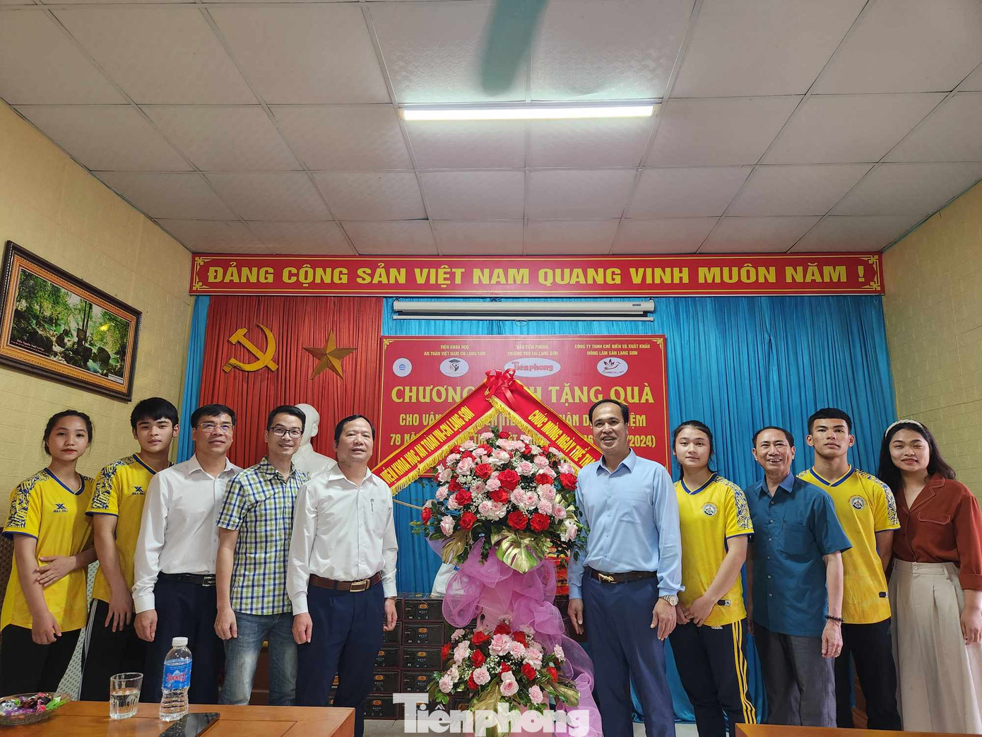 Tặng hoa chúc mừng ngành Thể dục thể thao và các VĐV tỉnh nhà. Tặng hoa chúc mừng ngành Thể dục thể thao và các VĐV tỉnh nhà.