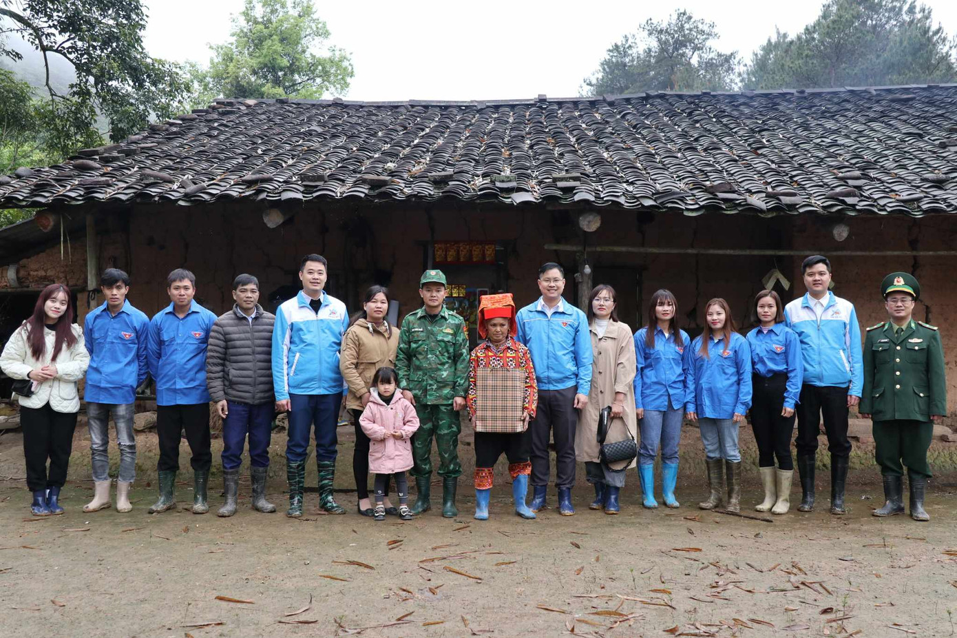 Tặng quà cho các hộ dân nghèo ở khu vực biên giới Lạng Sơn.