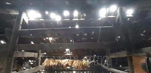 Một số nhà dân bị thủng mái nhà. Ảnh: QĐ