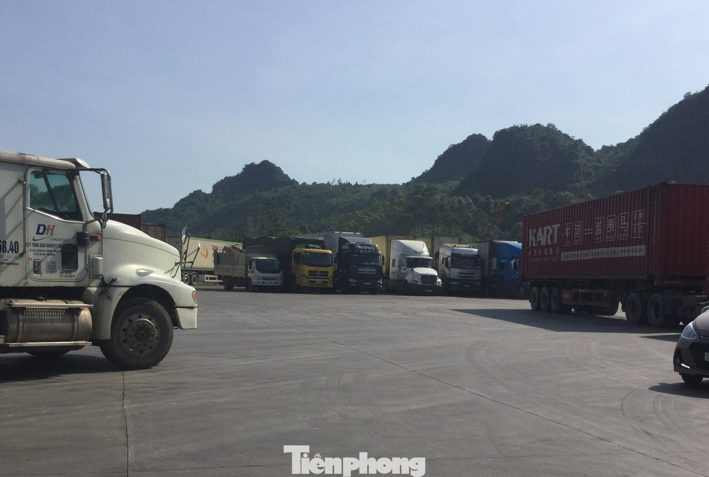 Gần 300 xe chở hàng đã xuất nhập khẩu ngay ngày đầu năm mới. Gần 300 xe chở hàng đã xuất nhập khẩu ngay ngày đầu năm mới.