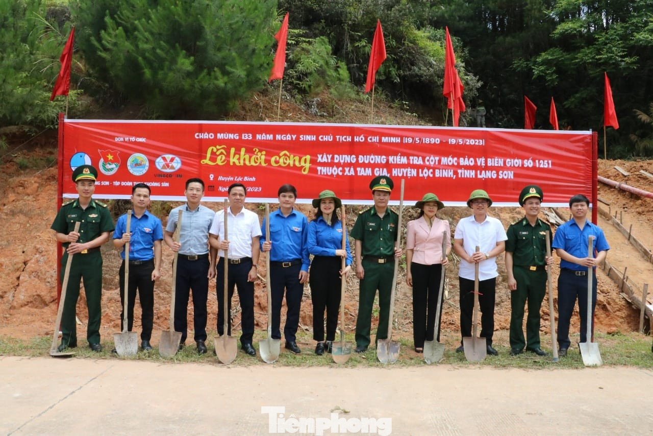 Nghi thức Lễ khởi công xây dựng đường kiểm tra biên giới. Nghi thức Lễ khởi công xây dựng đường kiểm tra biên giới.