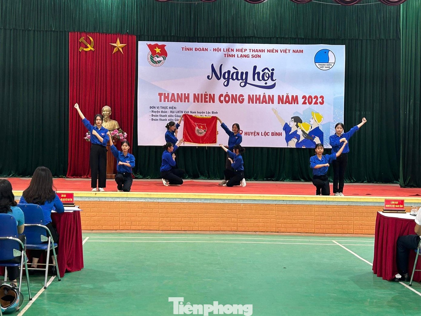 Sôi nổi văn nghệ công nhân Lạng Sơn. Ảnh: Duy Chiến Sôi nổi văn nghệ công nhân Lạng Sơn. Ảnh: Duy Chiến