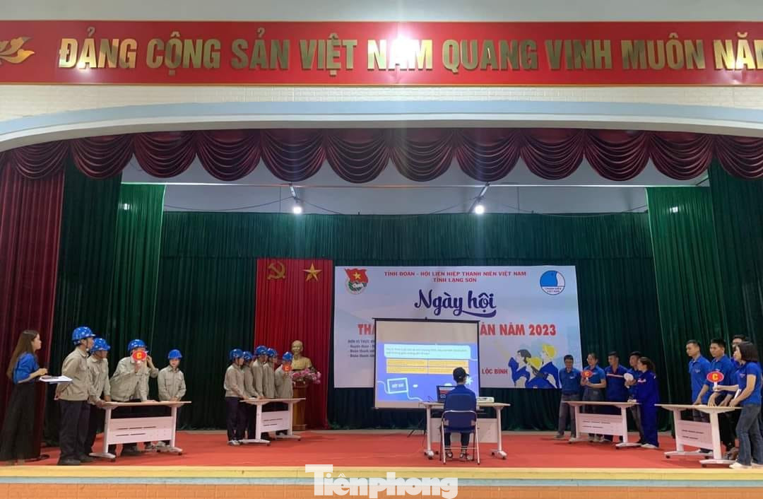 Sôi nổi các phần thi tìm hiểu pháp luật. Ảnh: Duy Chiến Sôi nổi các phần thi tìm hiểu pháp luật. Ảnh: Duy Chiến