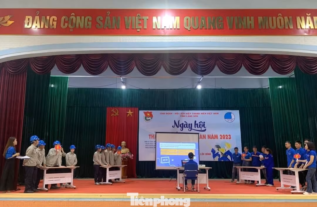 Sôi nổi các phần thi tìm hiểu pháp luật. Ảnh: Duy Chiến