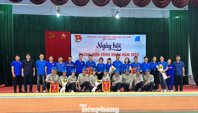 Tôn vinh những tập thể, cá nhân xuất sắc. Ảnh: Duy Chiến Tôn vinh những tập thể, cá nhân xuất sắc. Ảnh: Duy Chiến