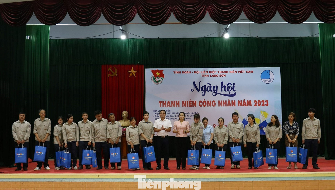 Tặng quà cho cán bộ, công nhân viên có hoàn cảnh khó khăn. Ảnh: Duy Chiến Tặng quà cho cán bộ, công nhân viên có hoàn cảnh khó khăn. Ảnh: Duy Chiến