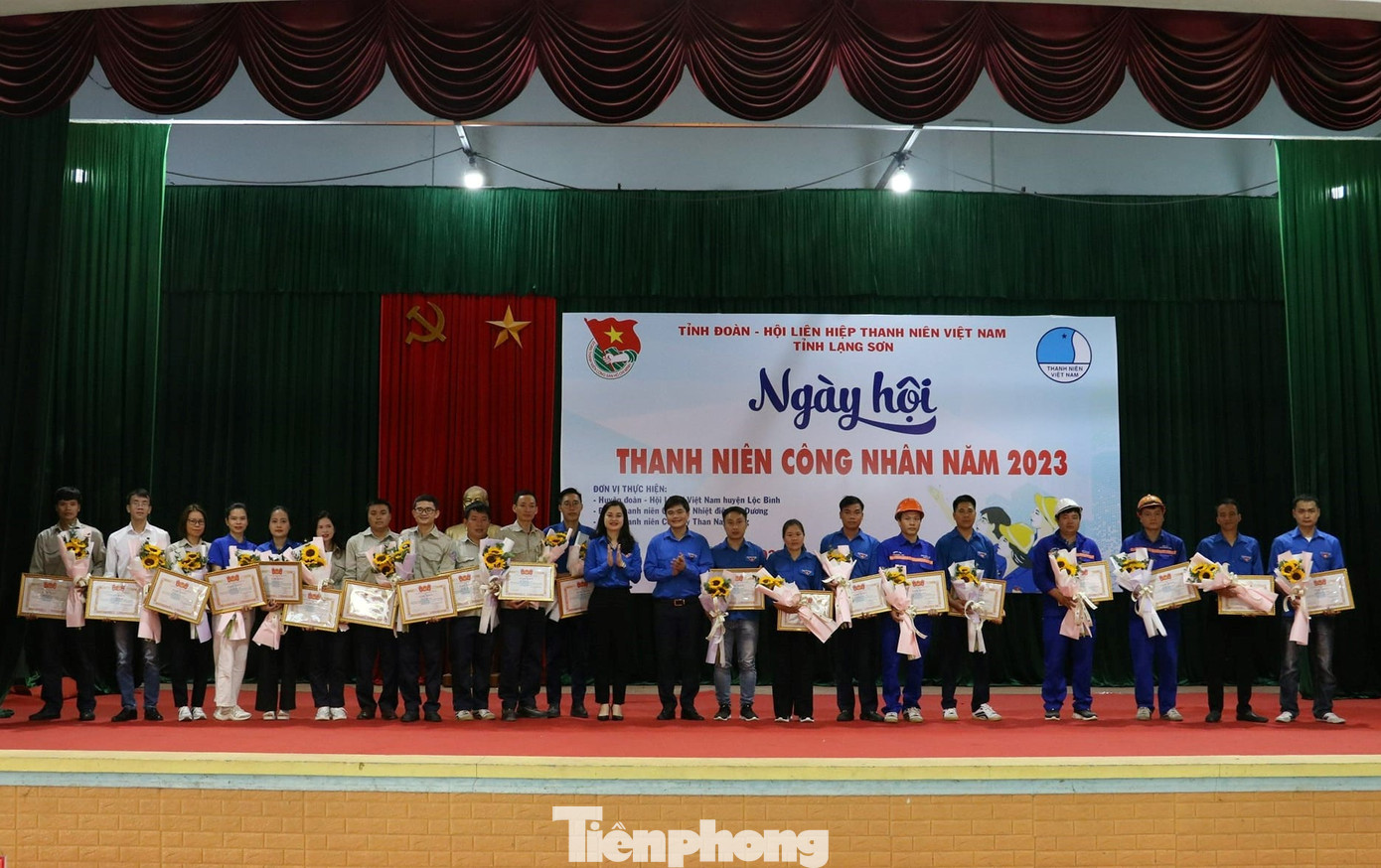 Tôn vinh, khen thưởng 20 thanh niên công nhân có thành tích xuất sắc. Ảnh: Duy Chiến Tôn vinh, khen thưởng 20 thanh niên công nhân có thành tích xuất sắc. Ảnh: Duy Chiến