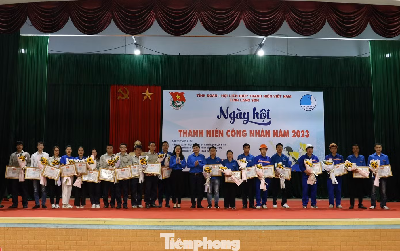 Tôn vinh, khen thưởng 20 thanh niên công nhân có thành tích xuất sắc. Ảnh: Duy Chiến