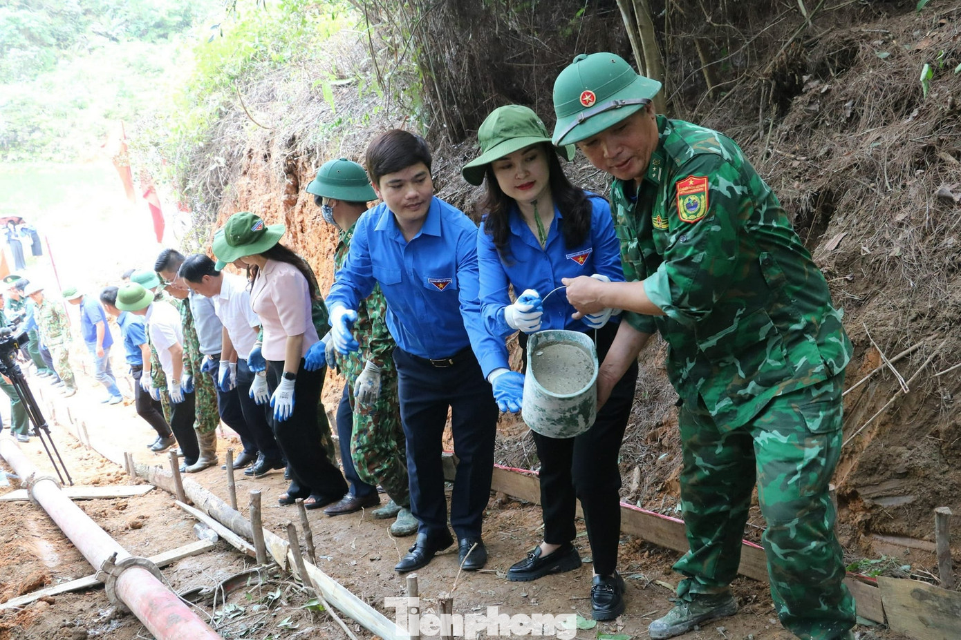 Chung tay xây dựng đường lên cột mốc biên giới. Chung tay xây dựng đường lên cột mốc biên giới.