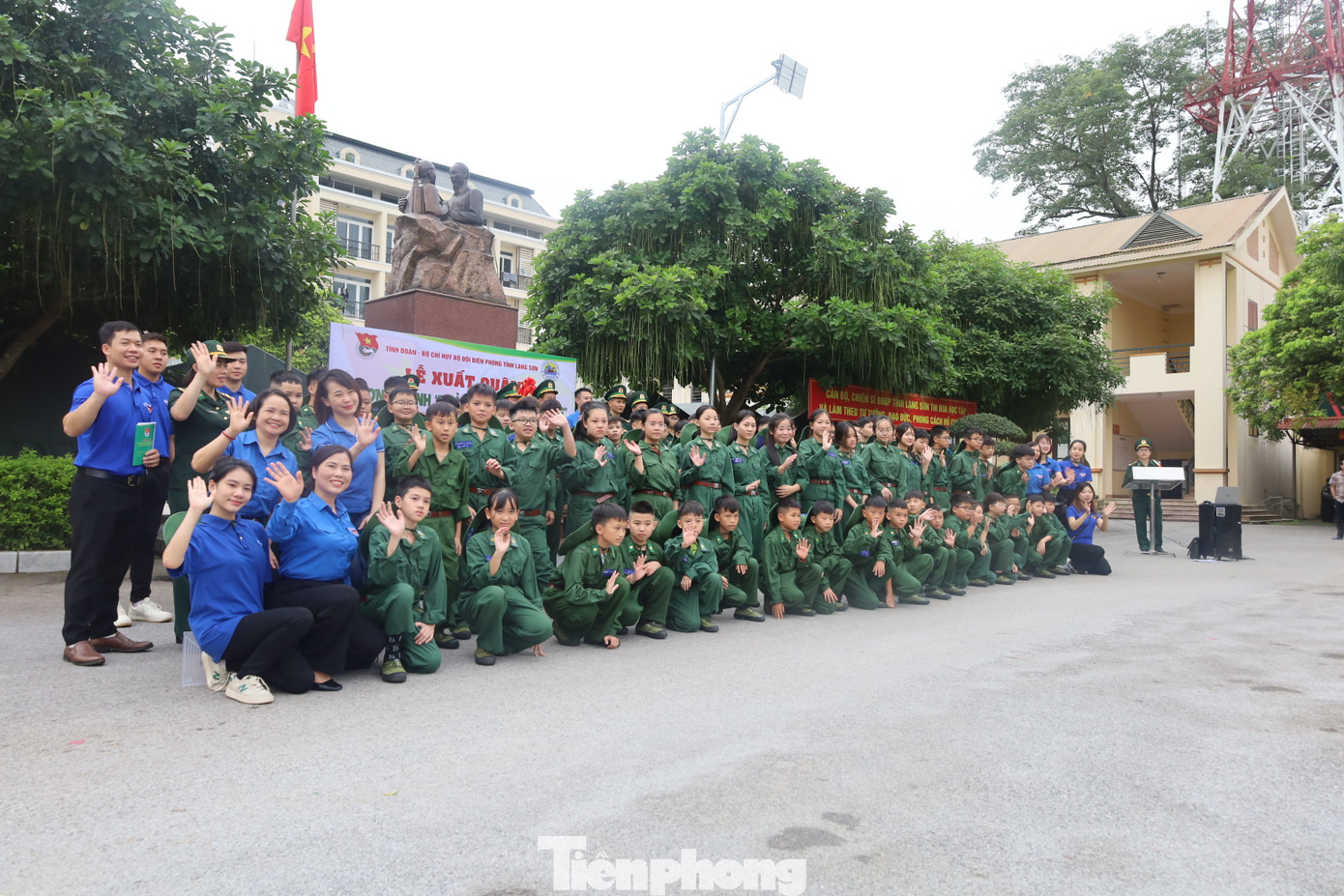 Tự hào khi khoác lên bộ quân phục màu xanh. Ảnh: Duy Chiến