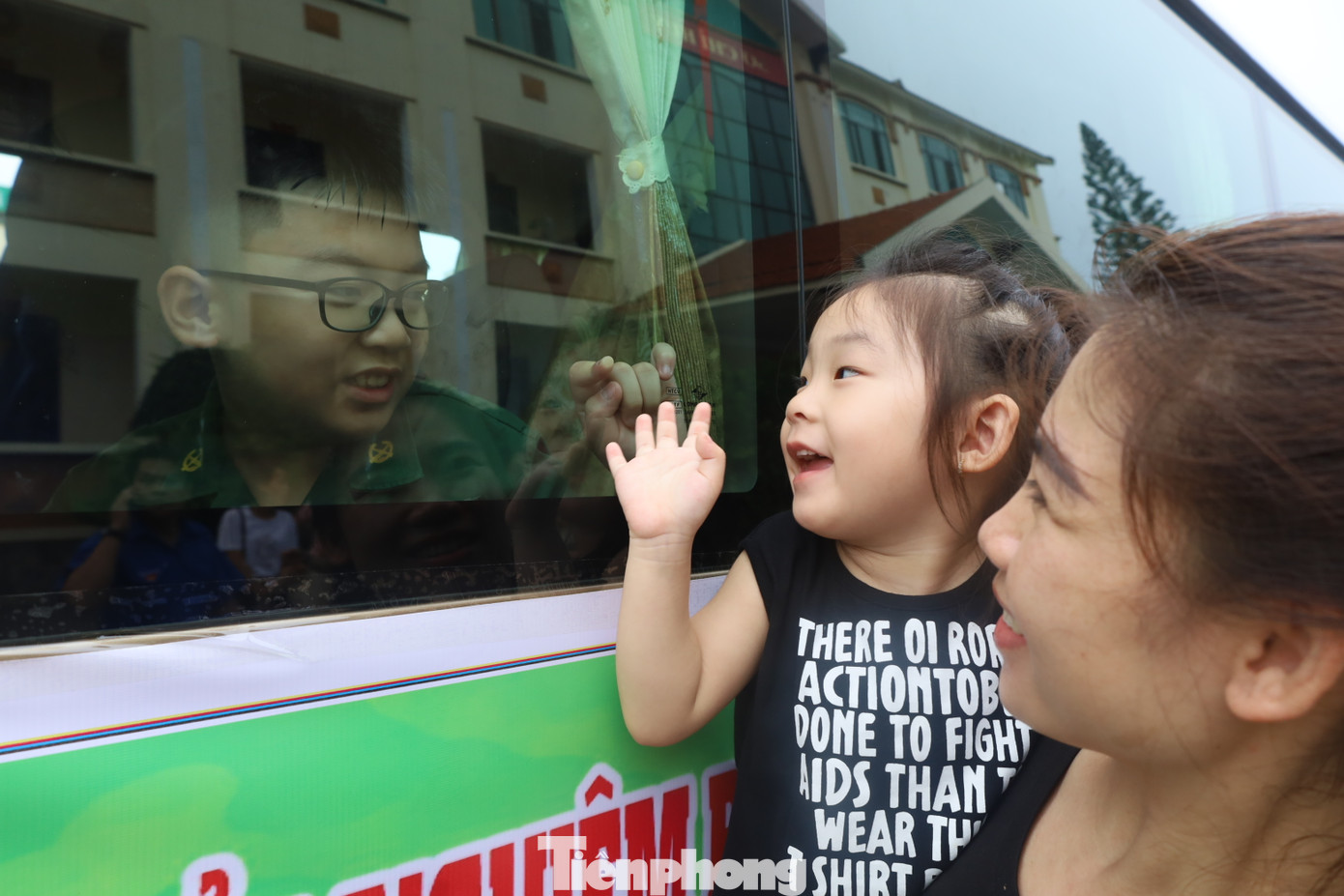 Tạm biệt anh trai đi làm chiến sỹ nhí. Ảnh: Duy Chiến