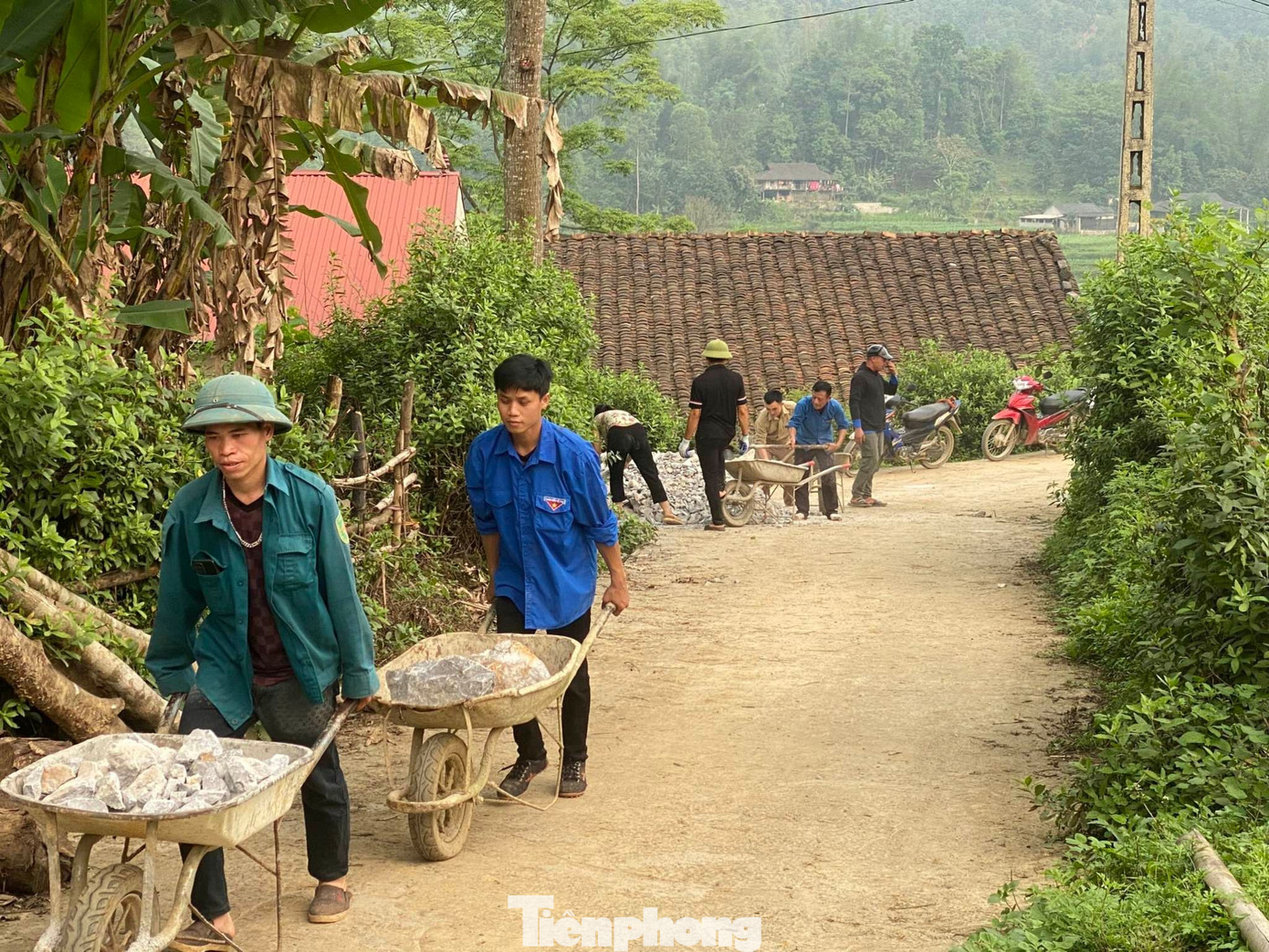 Lực lượng đoàn viên, thanh niên xã Bằng Hữu tham gia vận chuyển vật liệu xây dựng. Ảnh: Duy Chiến