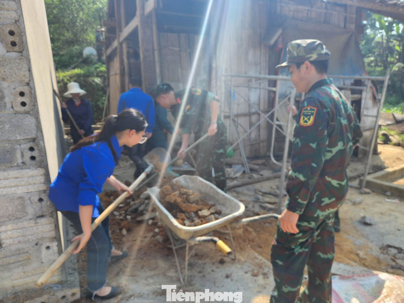 Giữa cái nắng chói chang, nhiệt độ trên 40 độ C, lực lượng Quân đội địa phương cùng Đoàn viên, thanh niên tham gia tình nguyện. Ảnh: Duy Chiến