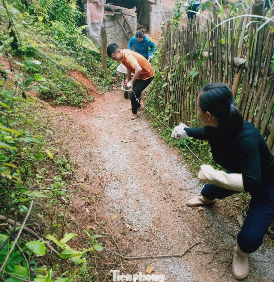 Chung sức, đồng lòng vượt mọi khó khăn. Ảnh: Duy Chiến