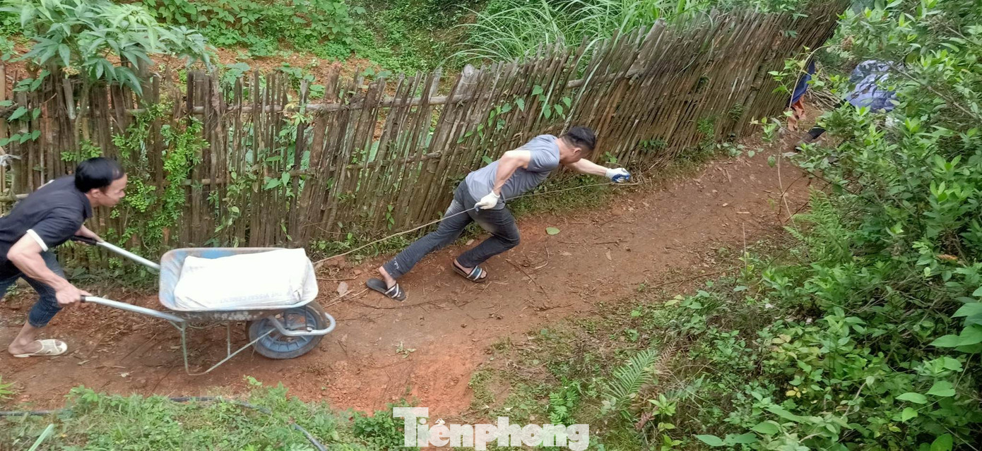 Cung đường vận chuyển qua đồi cao, khó khăn song không khuất phục ý chí của giới trẻ. Ảnh: Duy Chiến