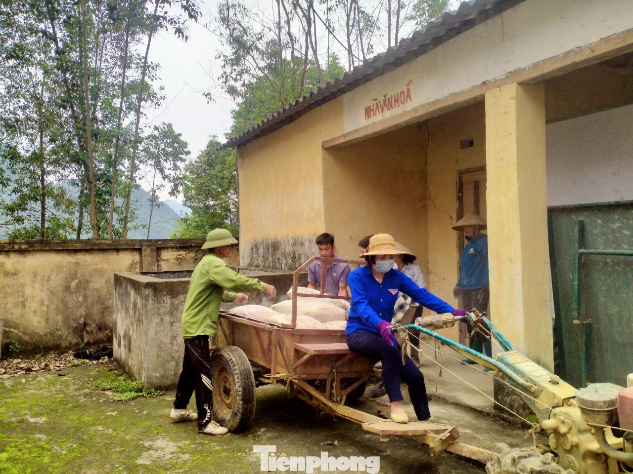 Hình ảnh nữ Đoàn viên lái máy cày tham gia vận chuyển vật liệu xây dựng gây ấn tượng cho nhiều người. Ảnh: Duy Chiến
