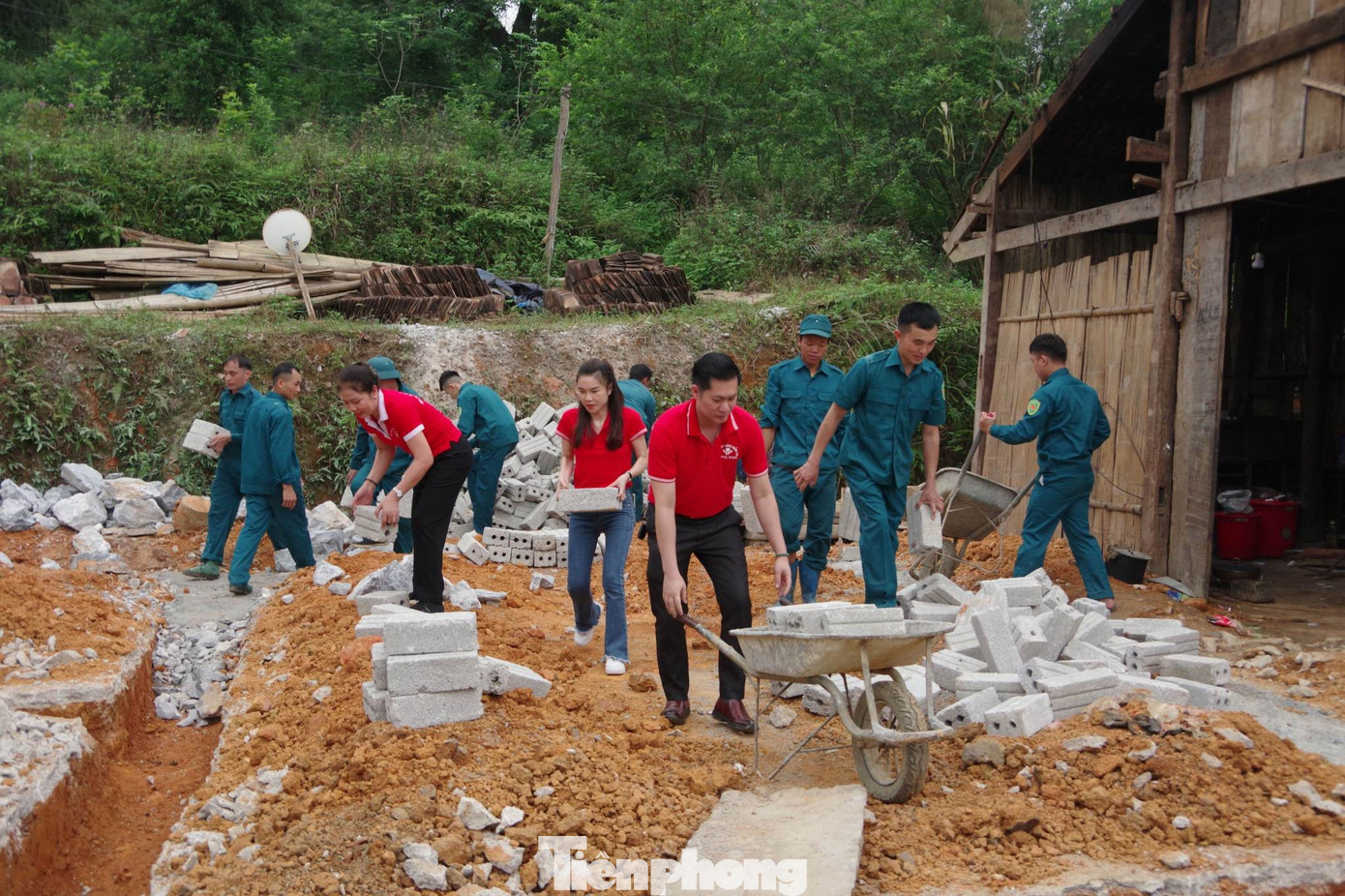 Các thành viên CLB &quot;Thắp sáng niềm tin&quot; thành phố lạng Sơn cũng chung tay, giúp sức để công trình xây dựng nhà nhân ái sớm được hoàn thành, Ảnh: Duy Chiến