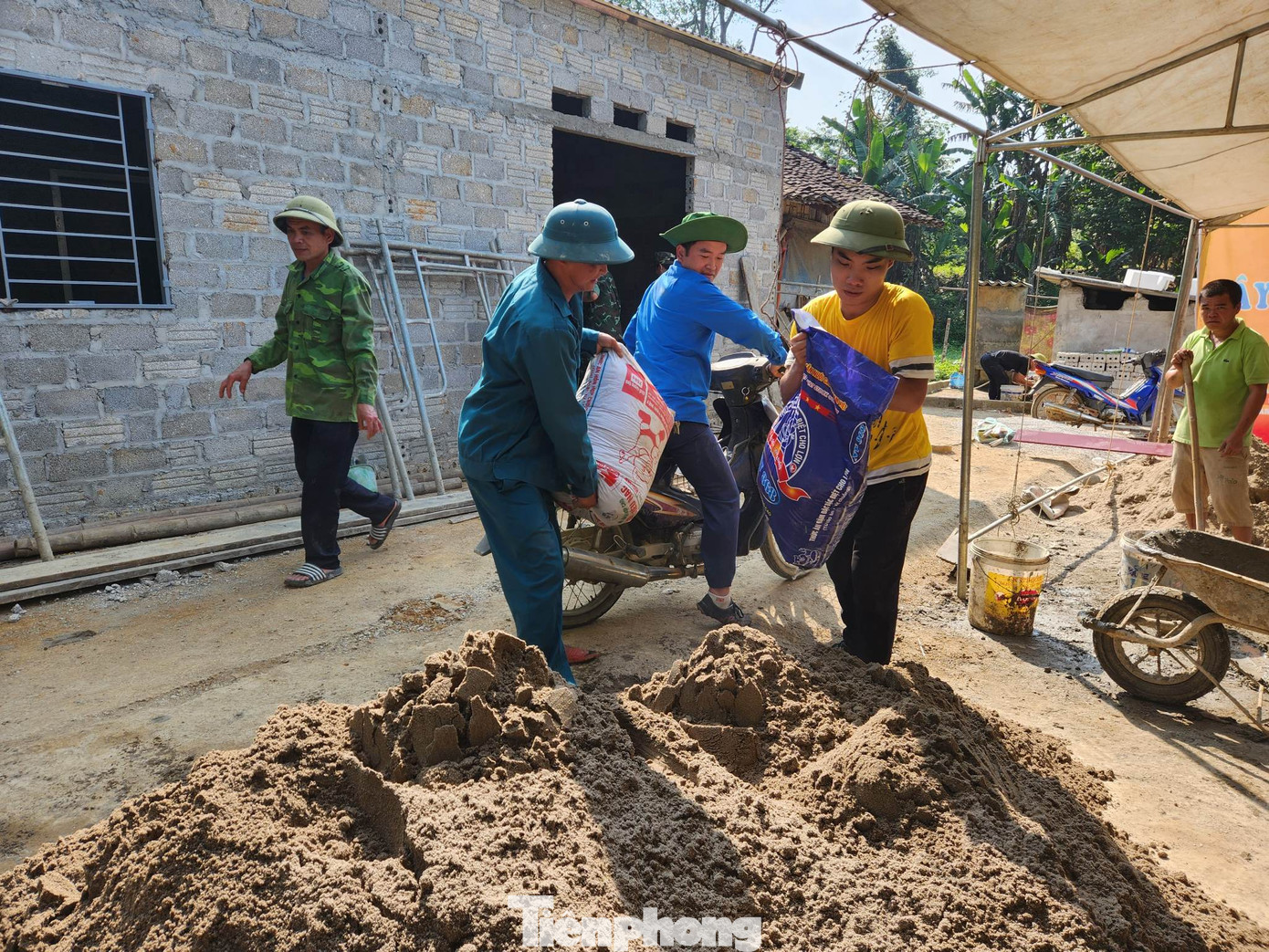 Tuổi trẻ địa phương dùng xe mô tô thồ cát vượt đèo đem vật liệu phục vụ xây dựng công trình. Ảnh: Duy Chiến