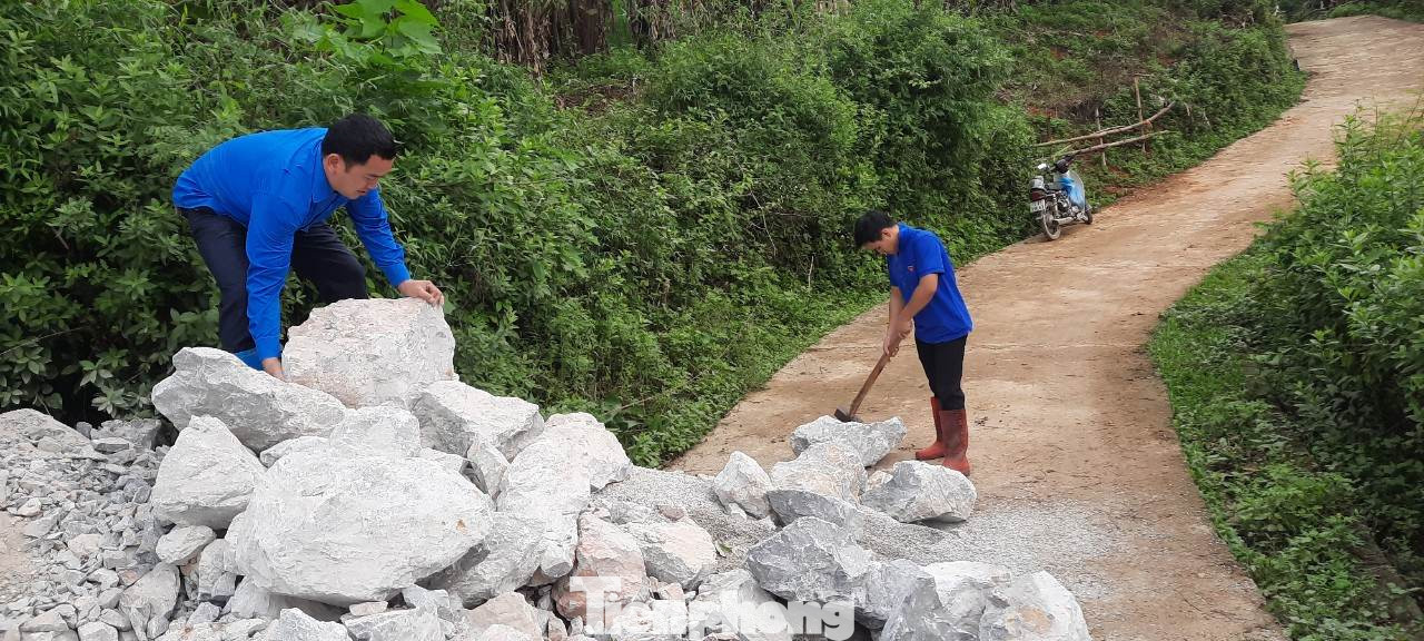 Vỡ đá sau đó vận chuyển vật liệu này đến công trình xây móng nhà là công việc gian nan, vất vả. Ảnh: Duy Chiến