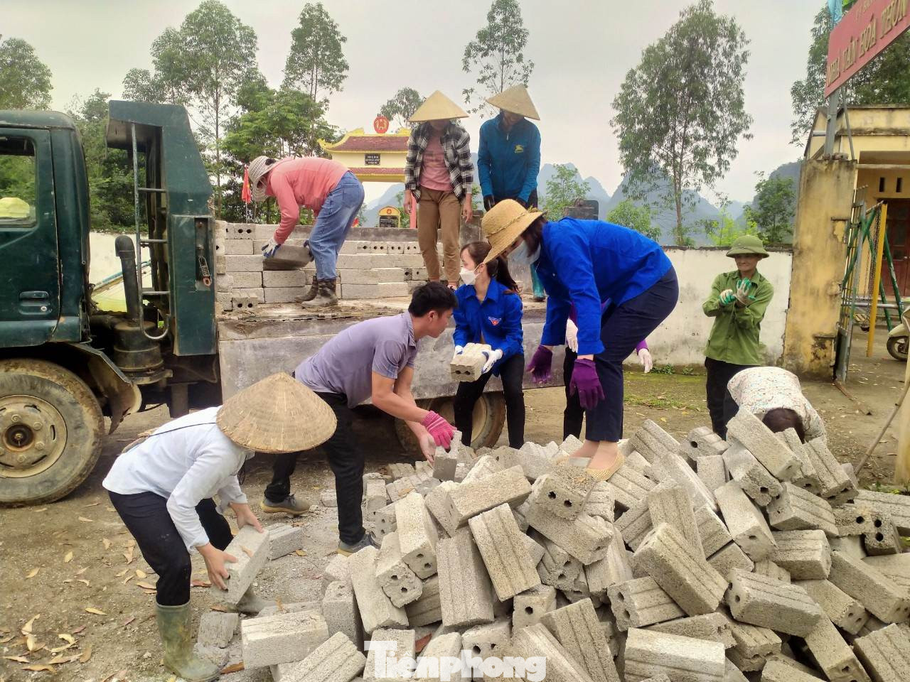 Đoàn viên, thanh niên và các tầng lớp nhân dân cùng tham gia vận chuyển gạch. Ảnh: Duy Chiến
