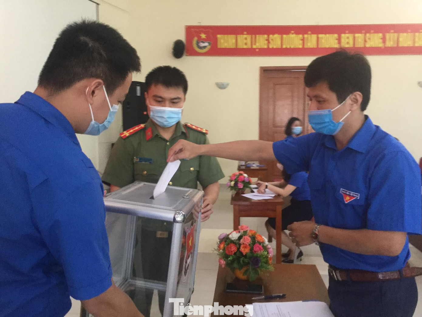 Phòng chống COVID-19, thùng phiếu được mang đến tận bàn các Ủy viên ban chấp hành Tỉnh đoàn bỏ phiếu. - Ảnh: Duy Chiến