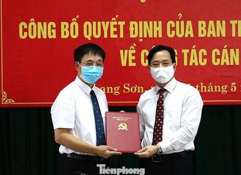 Ông Hoàng Quang Cầu (bìa trái) nhận quyết định bổ nhiệm của lãnh đạo Tỉnh ủy Lạng Sơn. - Ảnh: TL
