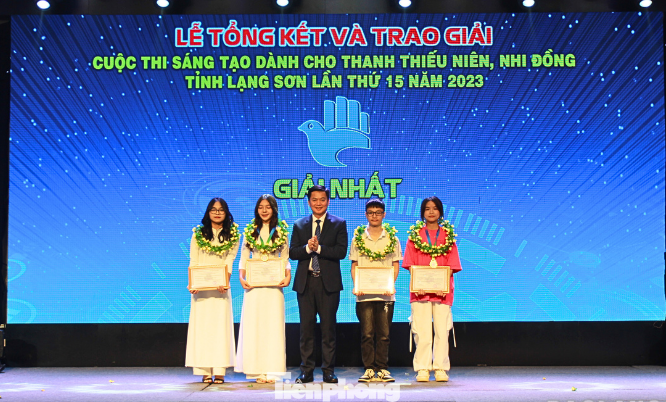 Các cá nhân đoạt giải Nhất nhận phần thưởng của Ban Tổ chức.