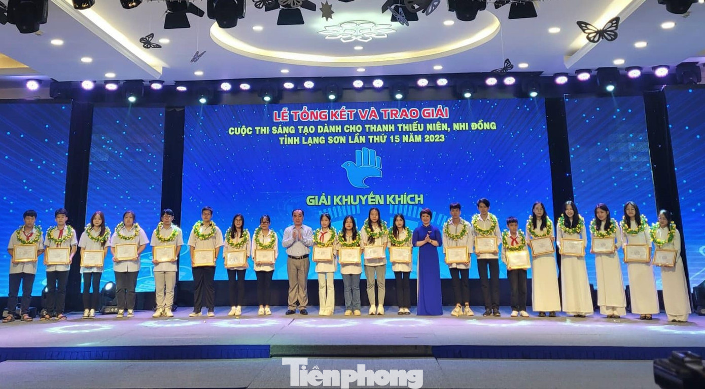 Tôn vinh những cá nhân xuất sắc tại hai Hội thi sáng tạo. Ảnh: Duy Chiến