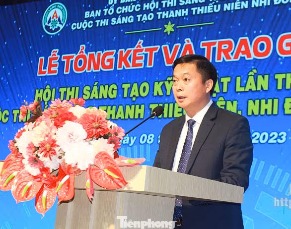 Ông Đinh Hữu Học - Phó Chủ tịch HĐND tỉnh Lạng Sơn phát biểu tại Lễ tổng kết vinh danh các sáng tạo trẻ.