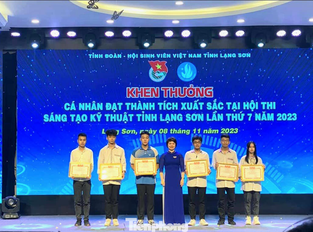 Chị Lê Thùy Dung - Phó Bí thư Tỉnh Đoàn Lạng Sơn trao tặng bằng khen cho đoàn viên, thanh niên có thành tích xuất sắc trong các Hội thi sáng tạo. Ảnh: Duy Chiến