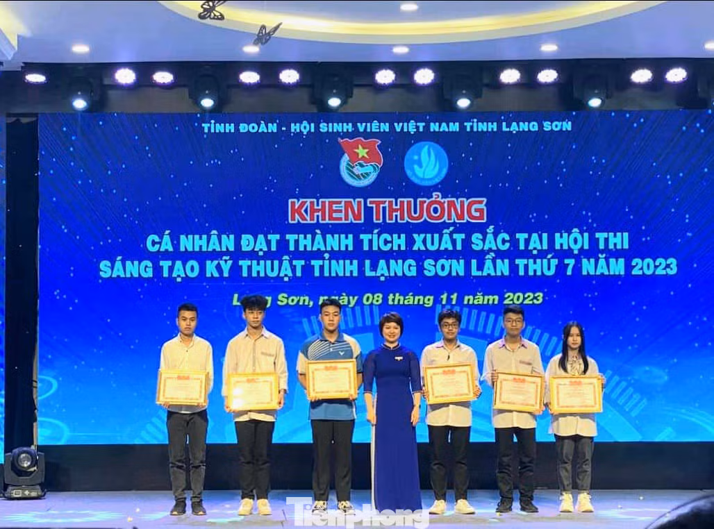 Chị Lê Thùy Dung - Phó Bí thư Tỉnh Đoàn Lạng Sơn trao tặng bằng khen cho đoàn viên, thanh niên có thành tích xuất sắc trong các Hội thi sáng tạo. Ảnh: Duy Chiến