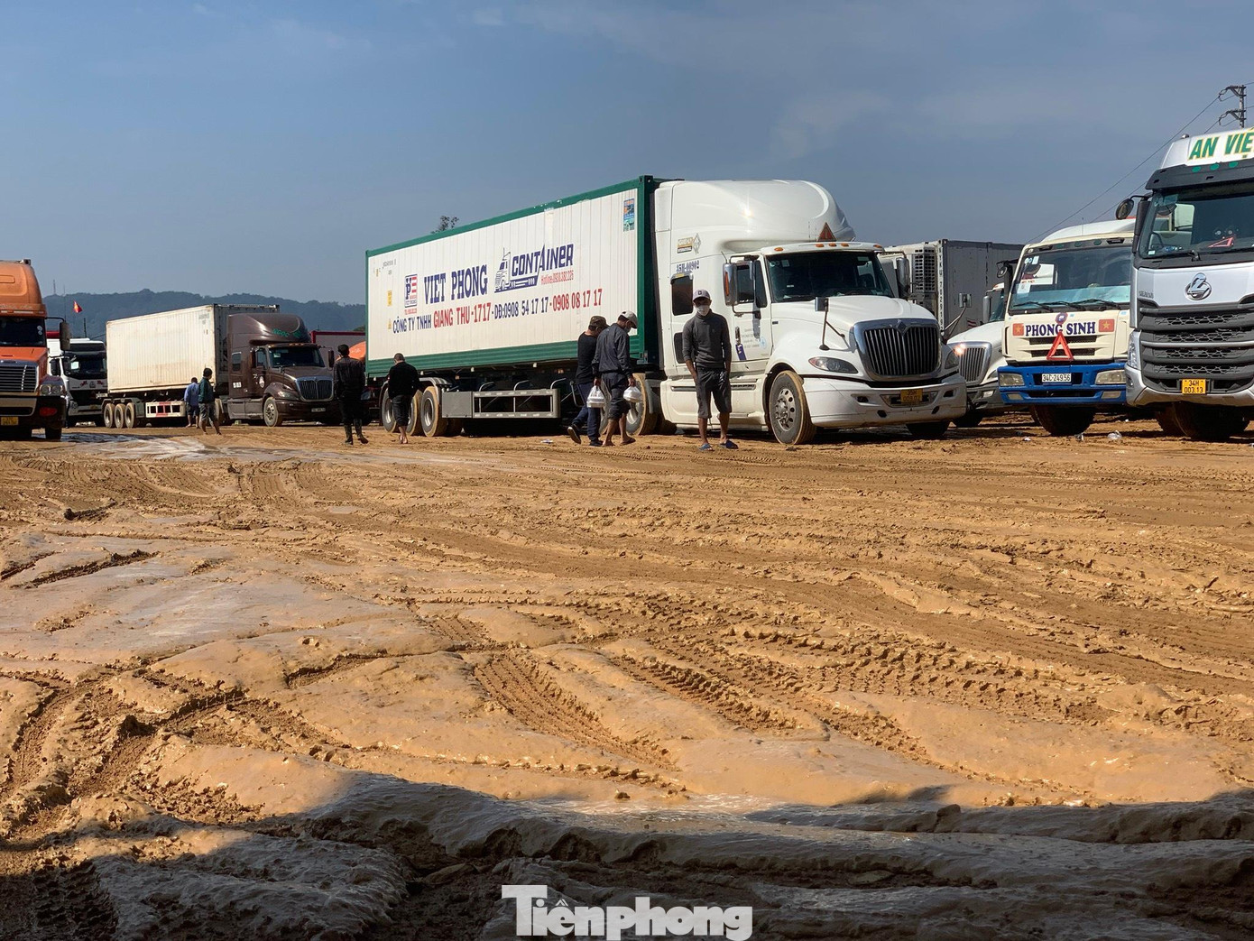 Các đối tượng "cò mồi" đã móc nối với các cán bộ ở Khu trung chuyển hàng hóa để mua "lốt xe" với giá 200 đến 300 triệu/xe -Ảnh: Duy Chiến