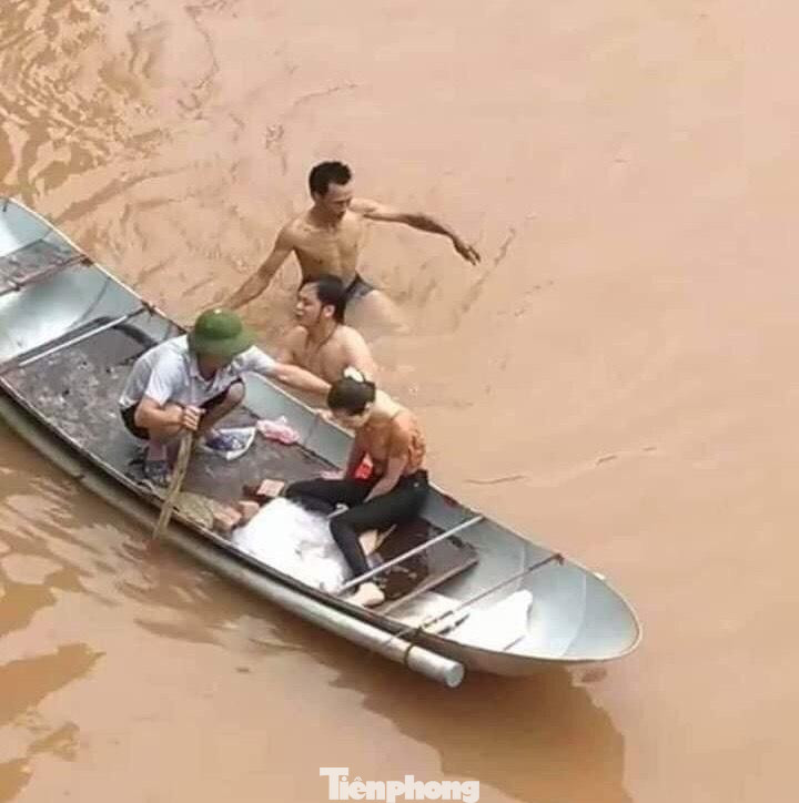 Nhờ hai thanh niên, cô gái may mắn đã được cứu sống. - Ảnh: TL