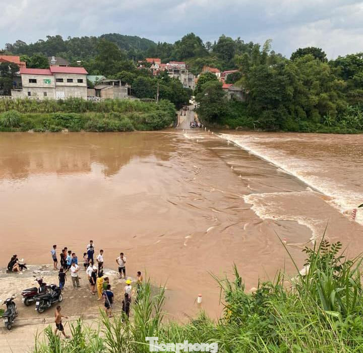 Lực lượng chức năng và nhân dân tổ chức đội tìm kiếm nạn nhân -Ảnh: Duy Chiến