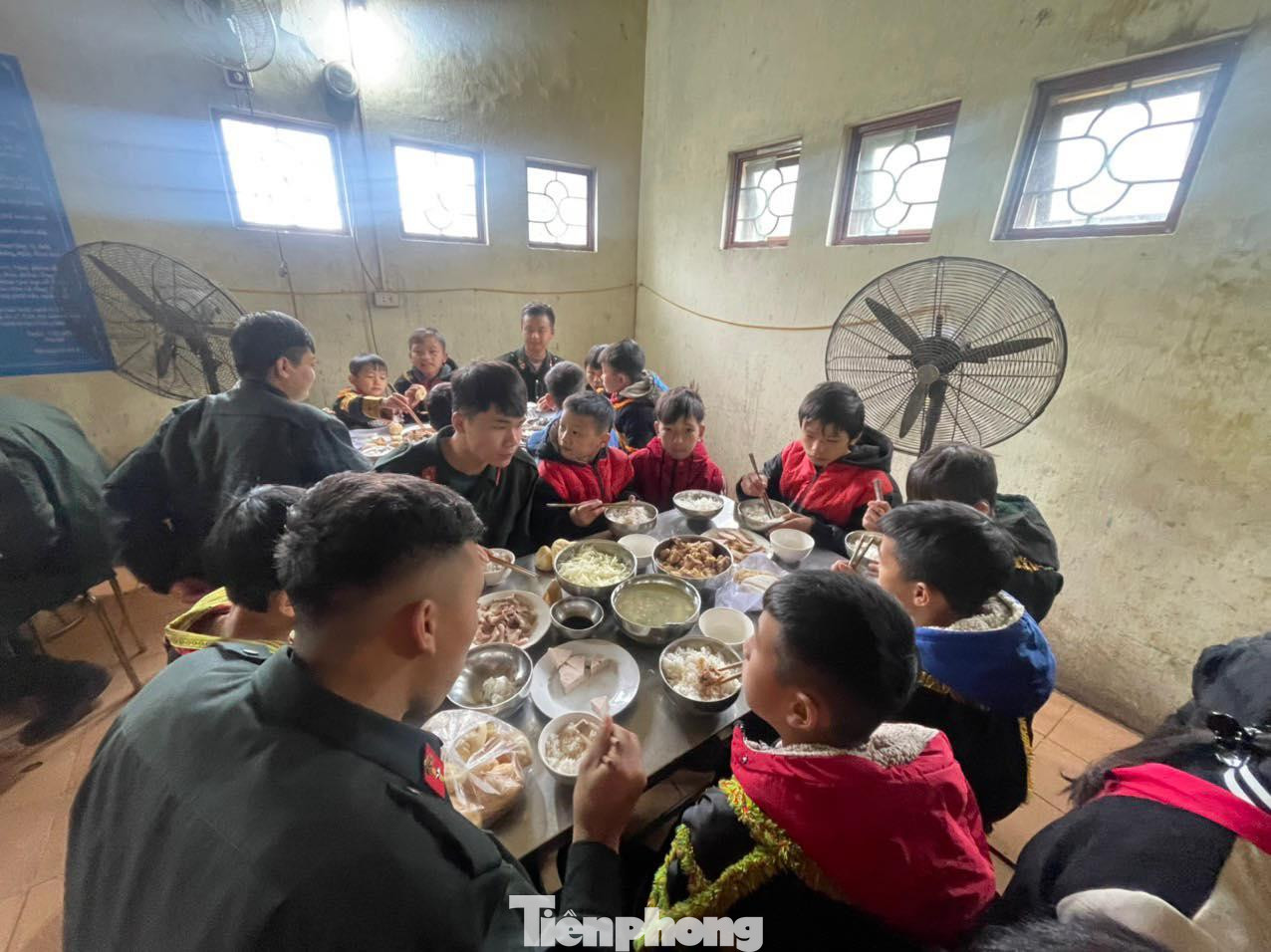 Động viên các em ăn khỏe, nhiều chất dinh dưỡng để chống chọi với cái rét miền biên ải. Động viên các em ăn khỏe, nhiều chất dinh dưỡng để chống chọi với cái rét miền biên ải.