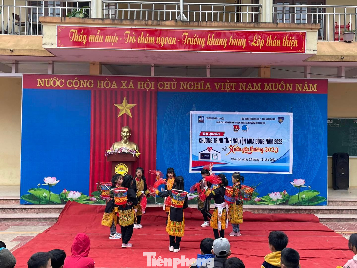 Các em múa hát chào mừng đoàn thiện nguyện đến trường - Ảnh: Duy Chiến Các em múa hát chào mừng đoàn thiện nguyện đến trường - Ảnh: Duy Chiến