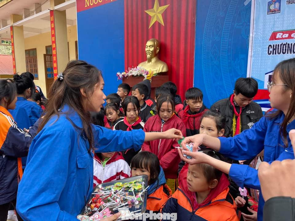 Thấu hiểu nỗi vất vả, khó khăn, các anh chị Đoàn Trường THPT Cao Lộc đã dành cho các em những phần quà ý nghĩa, chân tình - Ảnh: Duy Chiến Thấu hiểu nỗi vất vả, khó khăn, các anh chị Đoàn Trường THPT Cao Lộc đã dành cho các em những phần quà ý nghĩa, chân tình - Ảnh: Duy Chiến