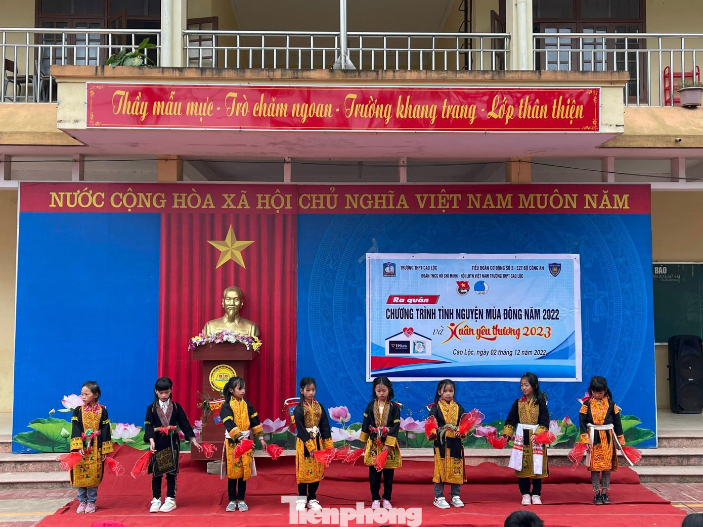 Các em học sinh nhà trường đa phần là người dân tộc Dao, đời sống khó khăn, sống trong thời tiết khắc nghiệt nên cần sự chung tay, giúp sức của cộng đồng Các em học sinh nhà trường đa phần là người dân tộc Dao, đời sống khó khăn, sống trong thời tiết khắc nghiệt nên cần sự chung tay, giúp sức của cộng đồng