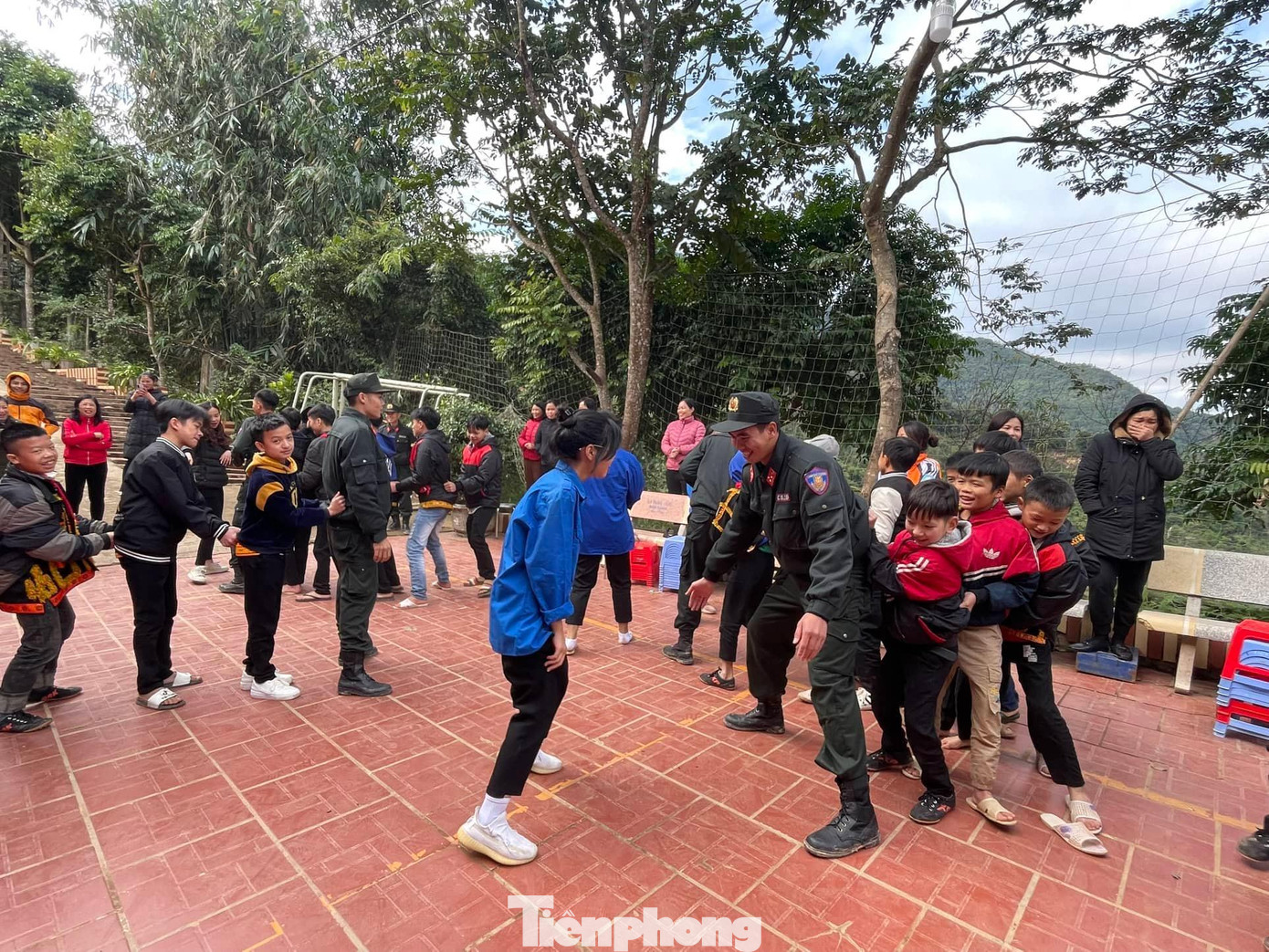 Ngoài tặng quà, đoàn thiện nguyện còn tổ chức các trò chơi vận động vui cùng các em học sinh. Ngoài tặng quà, đoàn thiện nguyện còn tổ chức các trò chơi vận động vui cùng các em học sinh.