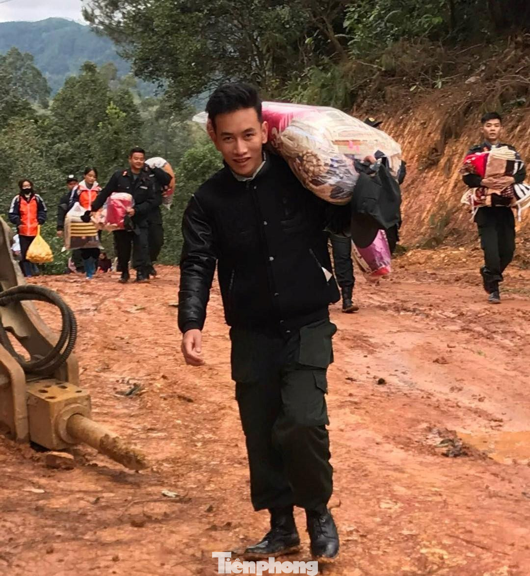 Vượt gần 40 km đường rừng, trong đó có 9km phải đi bộ khó khăn mới lên tới Trường PTDT Bán trú TH-THCS xã Mẫu Sơn - Ảnh: Duy Chiến Vượt gần 40 km đường rừng, trong đó có 9km phải đi bộ khó khăn mới lên tới Trường PTDT Bán trú TH-THCS xã Mẫu Sơn - Ảnh: Duy Chiến
