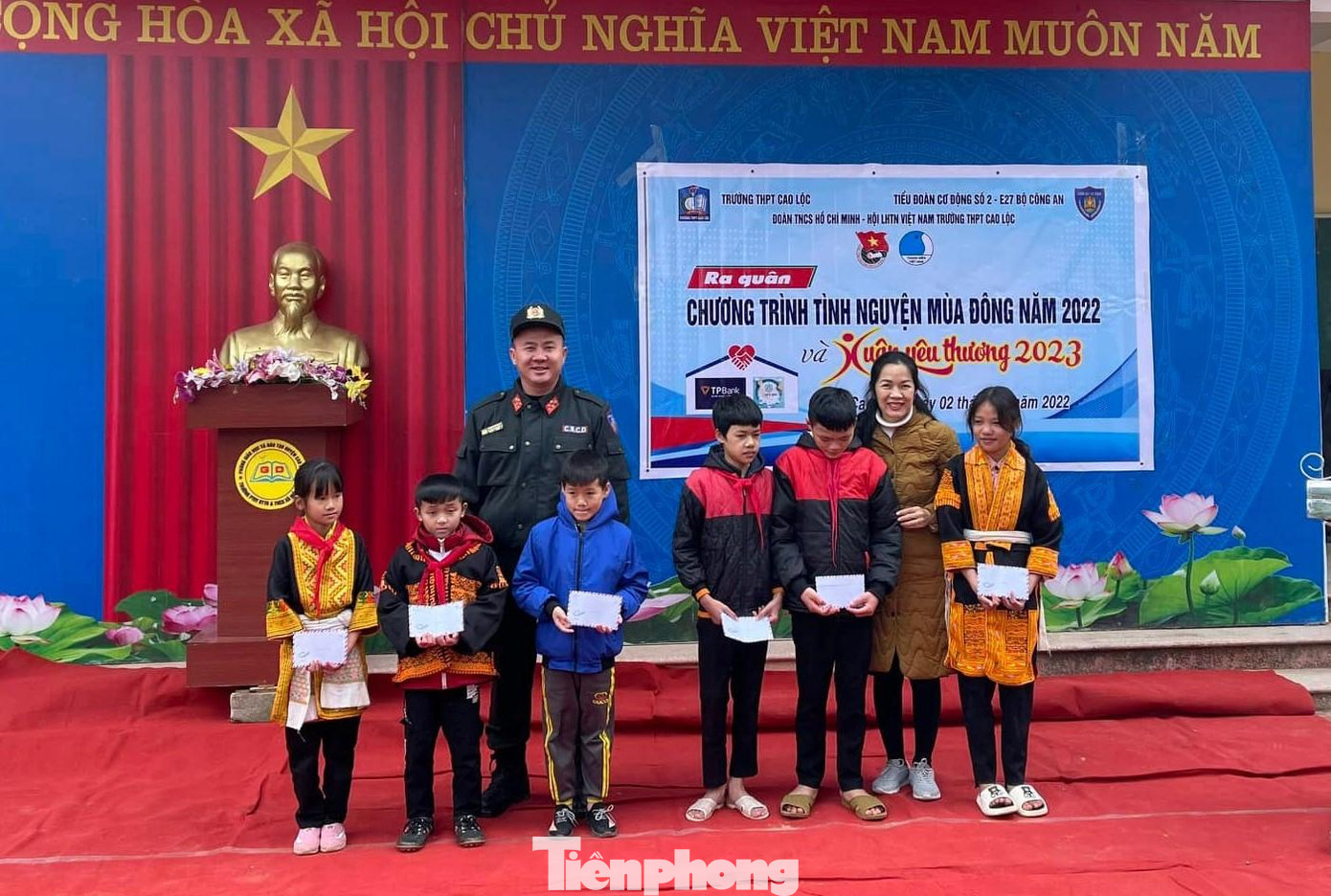 Đoàn thiện nguyện trao 6 suất học bổng cho học sinh nghèo trường PTDT Bán trú TH-THCS xã Mẫu Sơn - Ảnh: Duy Chiến Đoàn thiện nguyện trao 6 suất học bổng cho học sinh nghèo trường PTDT Bán trú TH-THCS xã Mẫu Sơn - Ảnh: Duy Chiến