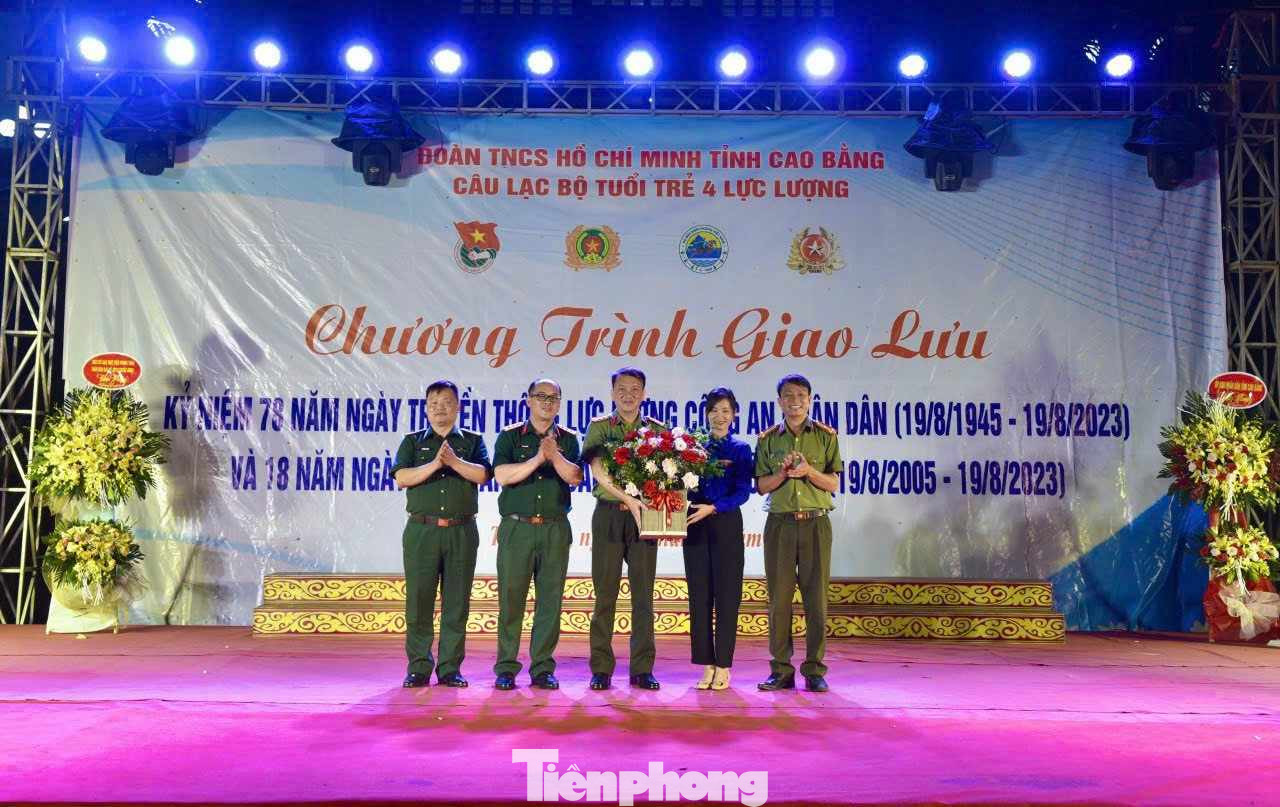 Tặng hoa chúc mừng kỷ niệm 78 năm truyền thống lực lượng Công an nhân dân. Ảnh: Duy Chiến
