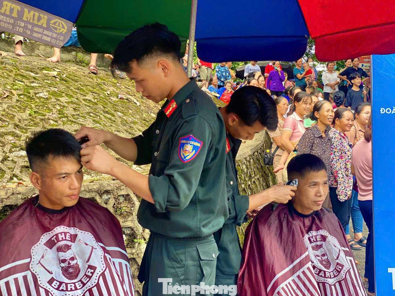Cắt tóc miễn phí cho người dân các dân tộc tỉnh Cao Bằng. Ảnh: Duy Chiến